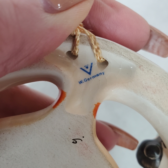 Vintage Hummel Wall Plaque "BA BEE" Girl,  - in GREAT shape!! - Picture 8 of 14